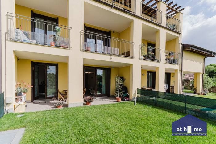 Bilocale con giardino privato a Casatenovo — Casatenovo