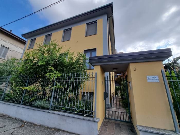 Villa con Giardino e Box a Monza — Monza