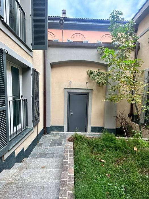 Villa in Affitto in Monza Centro — Monza